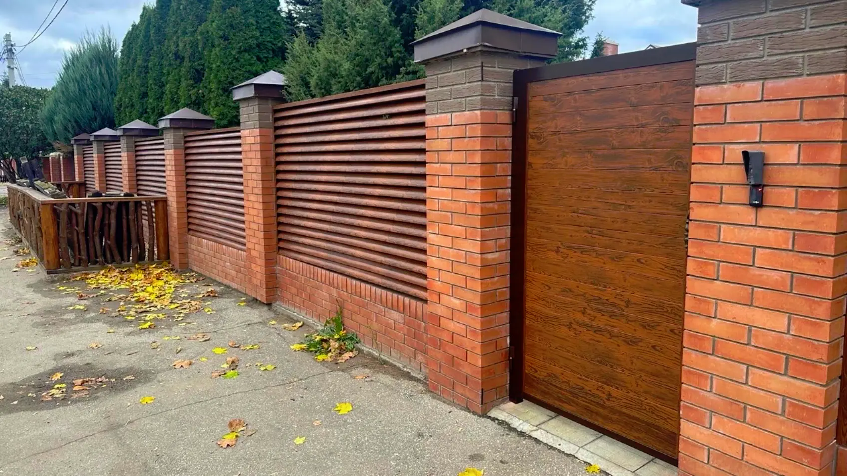 Фото 1 забор еврожалюзи Темный Дуб 3D с металлопланкеном