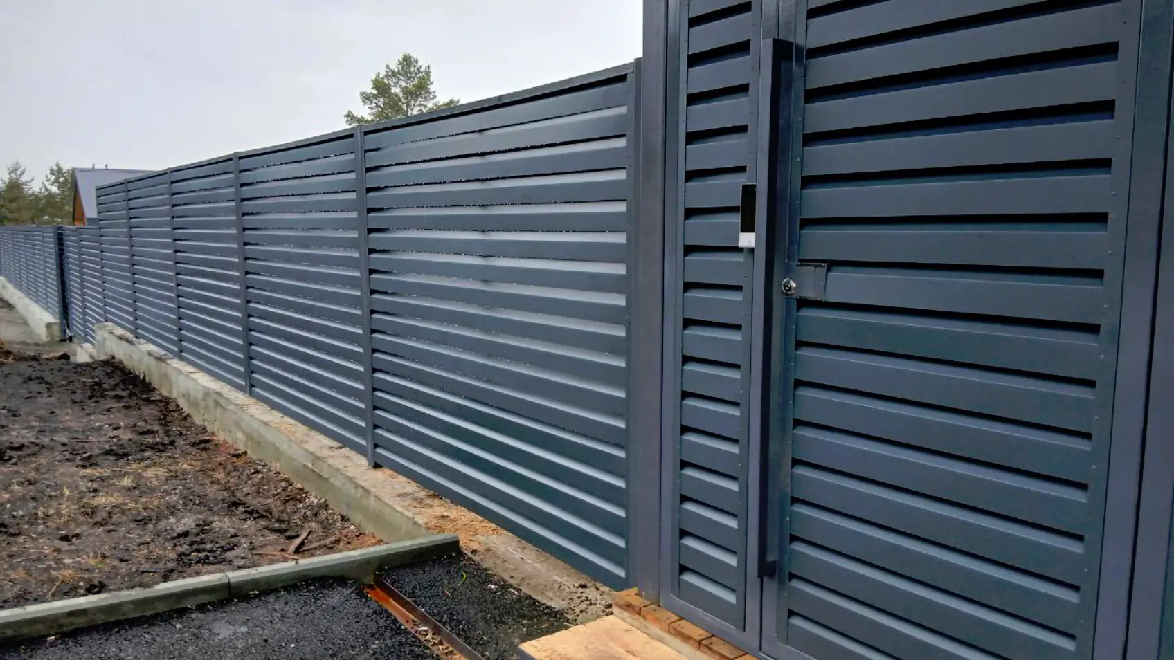 Фото 1 Забор жалюзи ХайТек 7024 МАТТЕ серый графит двусторонний матовый