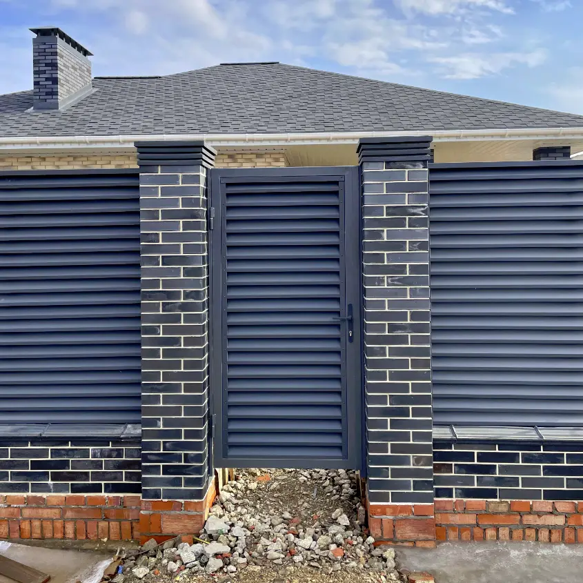 Фото 9 колпак Bona Серый на столбах забора жалюзи ЭКО-Z