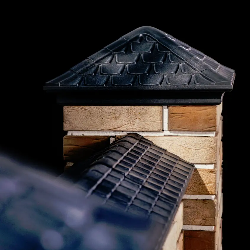 Фото 6 колпаки и парапеты Эльбрус Черный на кирпичном заборе